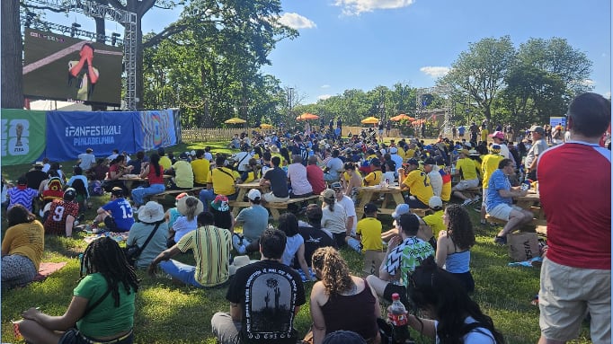 Cientos de ecuatorianos y personas de todo el mundo disfrutan del fútbol en el Fan Fest de Filadelfia, ciudad donde jugará la Tri en su debut mundialista ante Costa de Marfil.