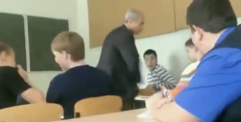 Golpeó a su profesor por retirarle los audífonos