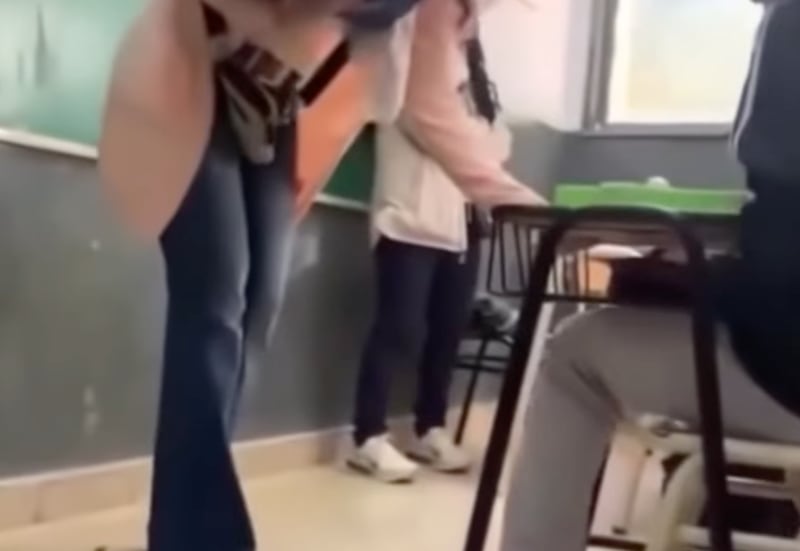 profesora enfrenta estudiantes en Río Negro