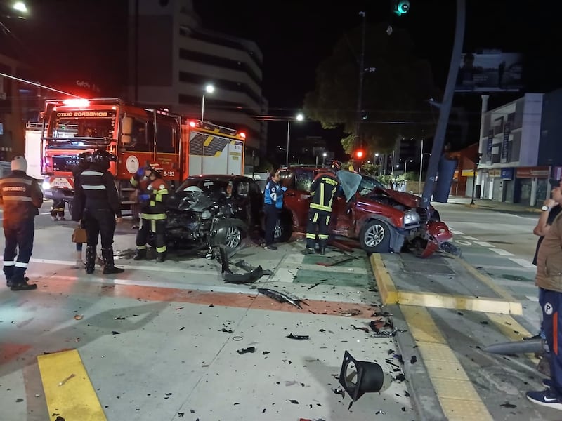 Fuerte choque dejó a una persona atrapada dentro de un vehículo en la Av. 10 de Agosto, norte de Quito - Fuente: ECU 911