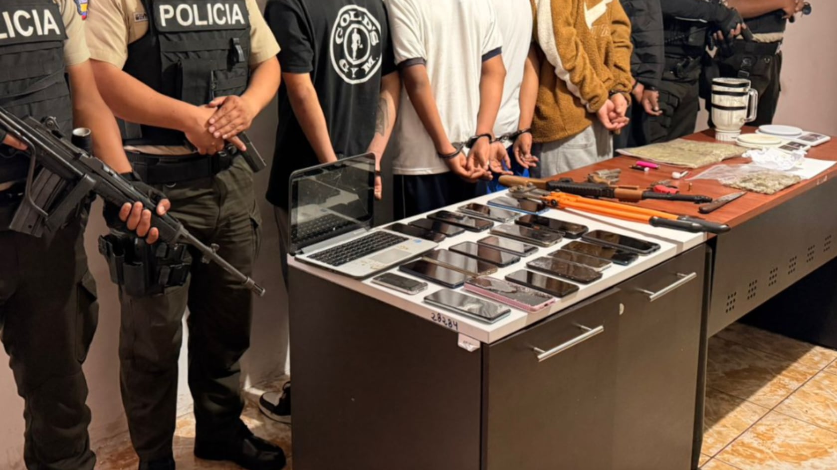 Captaban adolescentes a la salida de los colegios y los forzaban a vender droga en el sur de Quito