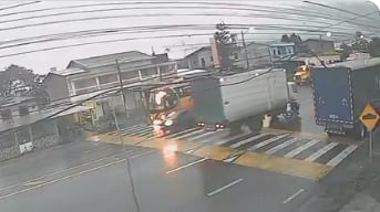 Accidente involucra a conductor de moto eléctrica y transporte pesado.