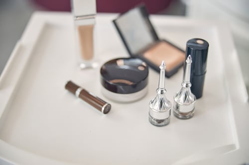 Arcsa alerta sobre venta de cosméticos sin registro sanitario en Ecuador: son un riesgo para la salud