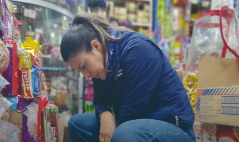 Arcsa decomisó más de 9.600 dulces vencidos durante un operativo en Quito.