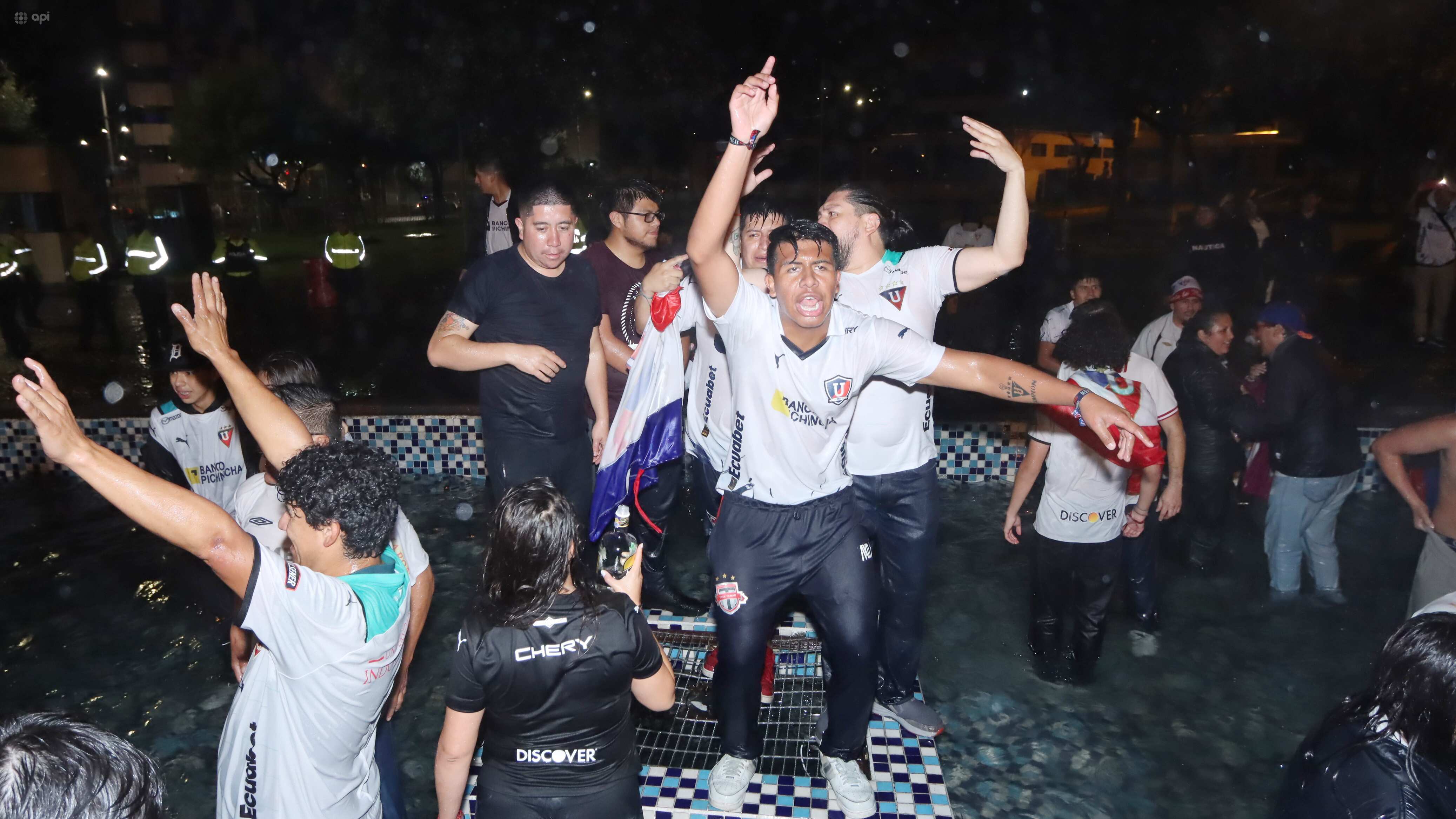 Festejos en la pileta Universidad Central