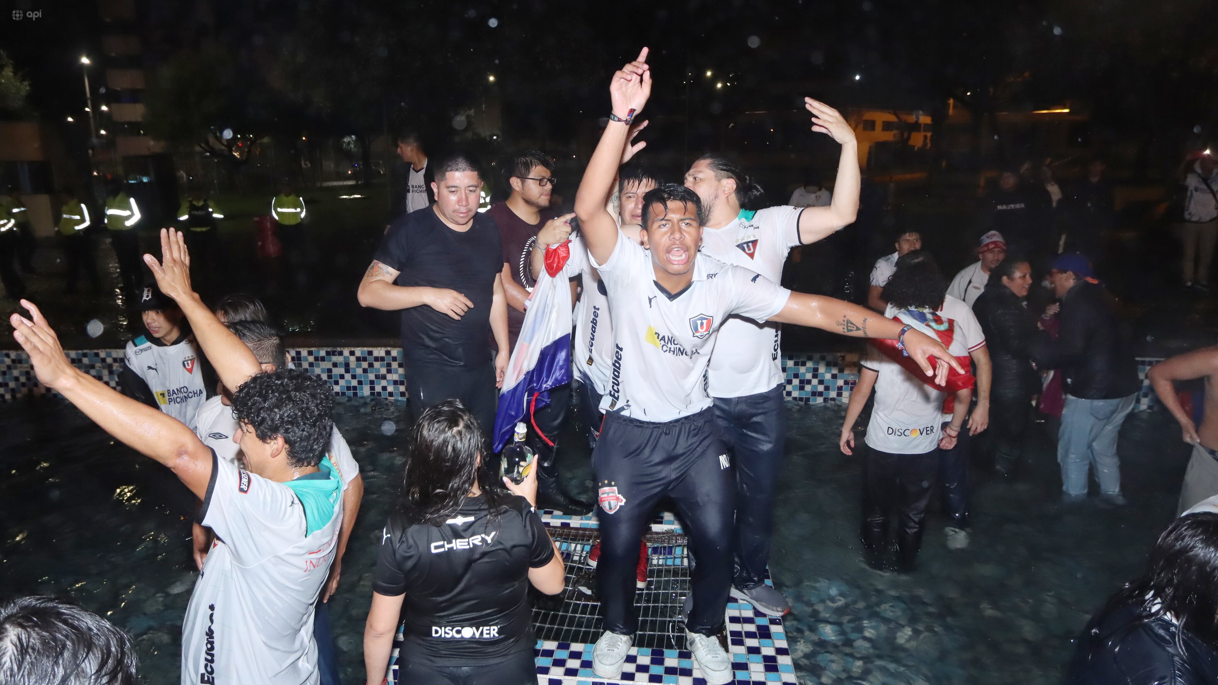 Festejos en la pileta Universidad Central
