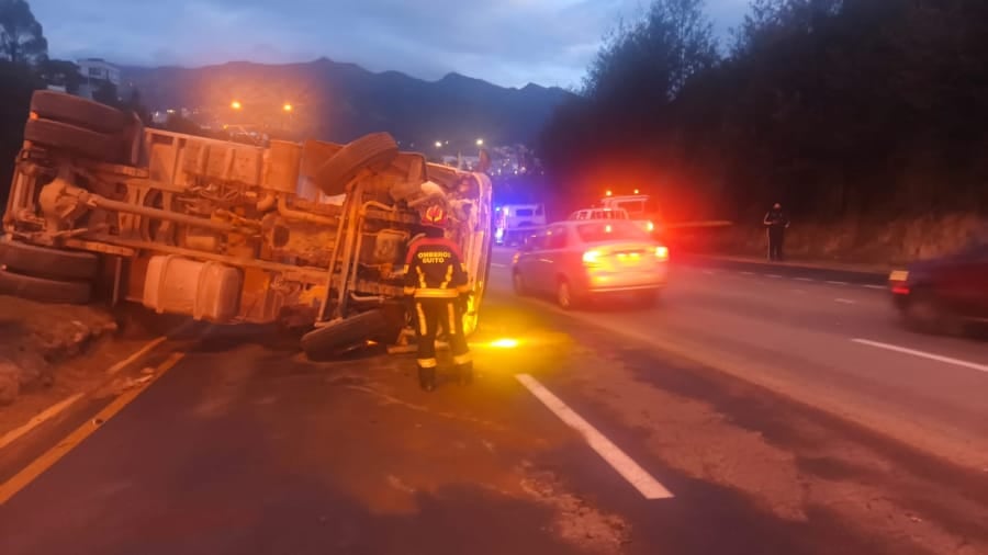 Volcamiento de volqueta deja un herido en la Autopista General Rumiñahui, en Quito