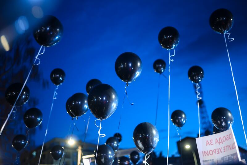 Varias personas portan globos durante una manifestación en la ciudad de Kocani, en Macedonia del Norte, el 18 de marzo de 2025, tras un incendio en un local de ocio nocturno dos días antes. (AP Foto/Armin Durgut)