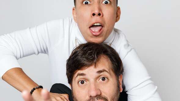 Víctor Aráuz y Álex Vizuete presentan el stand up comedy “Humor en Blanco y Negro”.