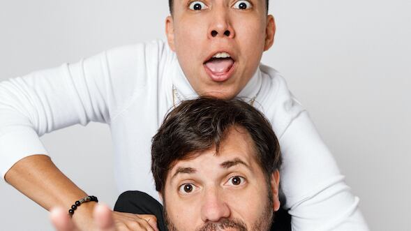 Víctor Aráuz y Álex Vizuete presentan el stand up comedy “Humor en Blanco y Negro”.