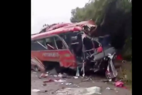 Se salieron las llantas, así quedó bus de pasajeros en accidente vía a Papallacta