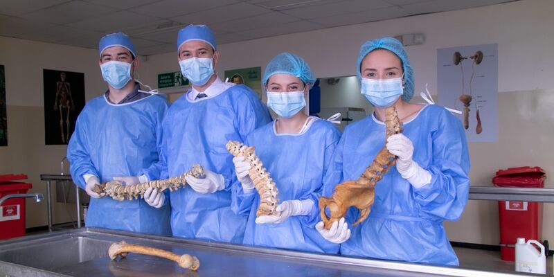 Formación de médicos de la UIDE