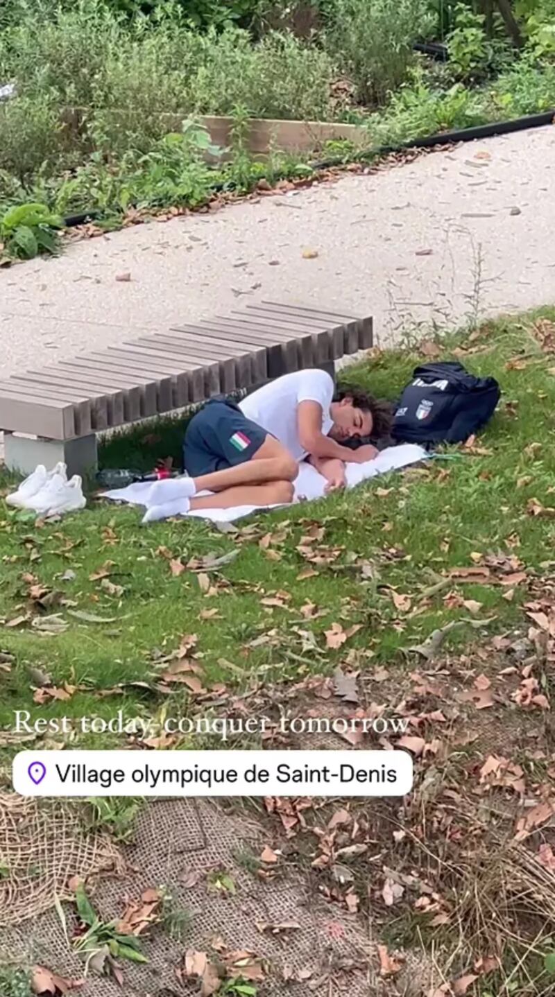 Ceccon durmiendo en un parque