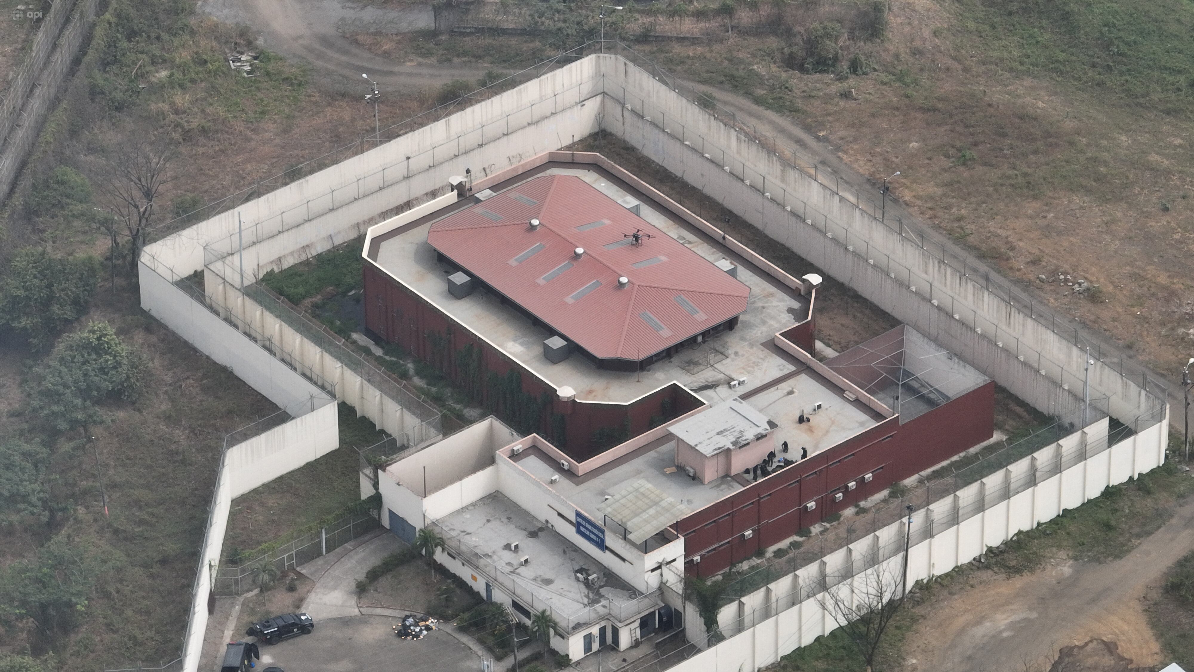 En la cárcel conocida como la Roca, personal de antiexplosivos realizó una explosión controlada de un drone que habría llegado hasta el tech