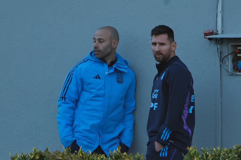 AME6885. EZEIZA (ARGENTINA), 05/09/2023.- Lionel Messi (d) habla con Javier Mascherano durante un entrenamiento de la selección argentina de fútbol hoy, en el predio de la AFA en Ezeiza a unos 37km de Buenos Aires (Argentina). Argentina se prepara para enfrentar a Ecuador y Bolivia en las Eliminatorias Sudamericanas para la Copa Mundial de 2026. EFE/ Juan Ignacio Roncoroni