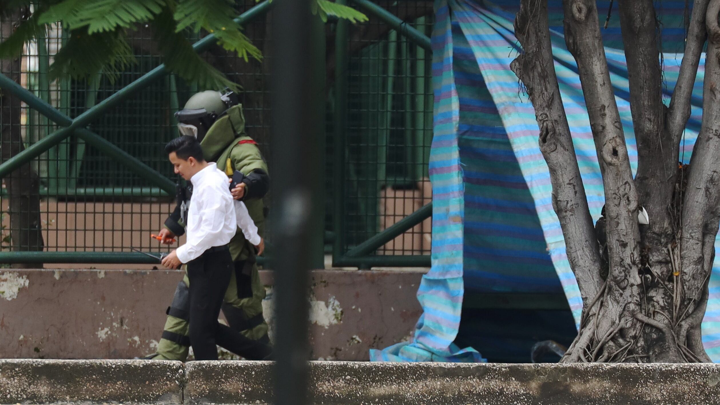 Equipos especiales del GIR desactivaron los explosivos que portaba un hombre quien se encontraba en los alrededores del mercado de Sauces 9