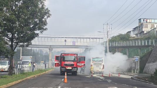 Incendio de Bus en la Av. Simón Bolívar - Foto: AMT Quito