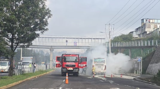 Incendio de Bus en la Av. Simón Bolívar - Foto: AMT Quito