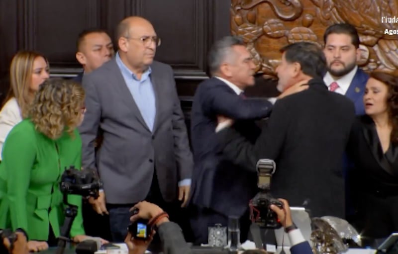 Videos del enfrentamiento entre Fernández Noroña y Alejandro Moreno se viralizaron de inmediato.