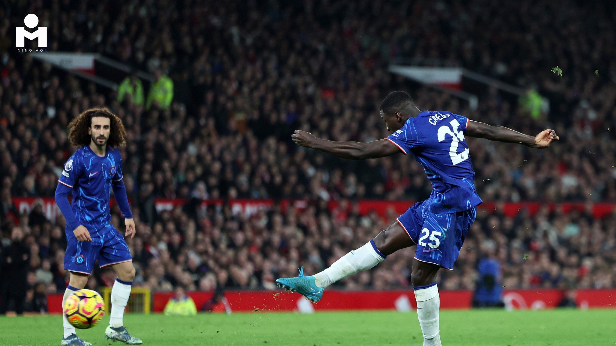 Moisés Caicedo anota ante el Manchester United