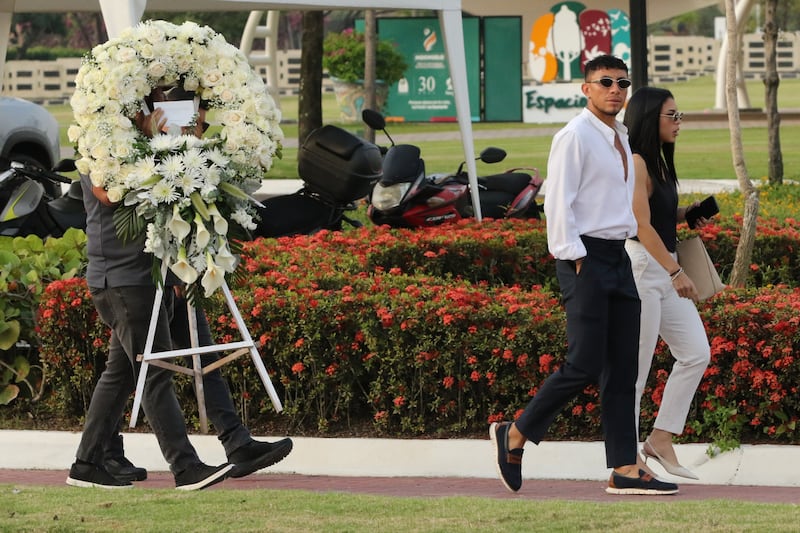 El jugador del Barcelona Sporting Club Joao Rojas (c) asiste a velorio de su compañero Mario Pineida este jueves, en Cantón Daule (Ecuador). Un día después del asesinato de Pineida, en un ataque armado en Guayaquil, familiares, amigos y compañeros le dieron el último adiós en el velorio celebrado en el Parque de la Paz Aurora, en el cantón Daule. EFE/ Jonathan Miranda Vanegas