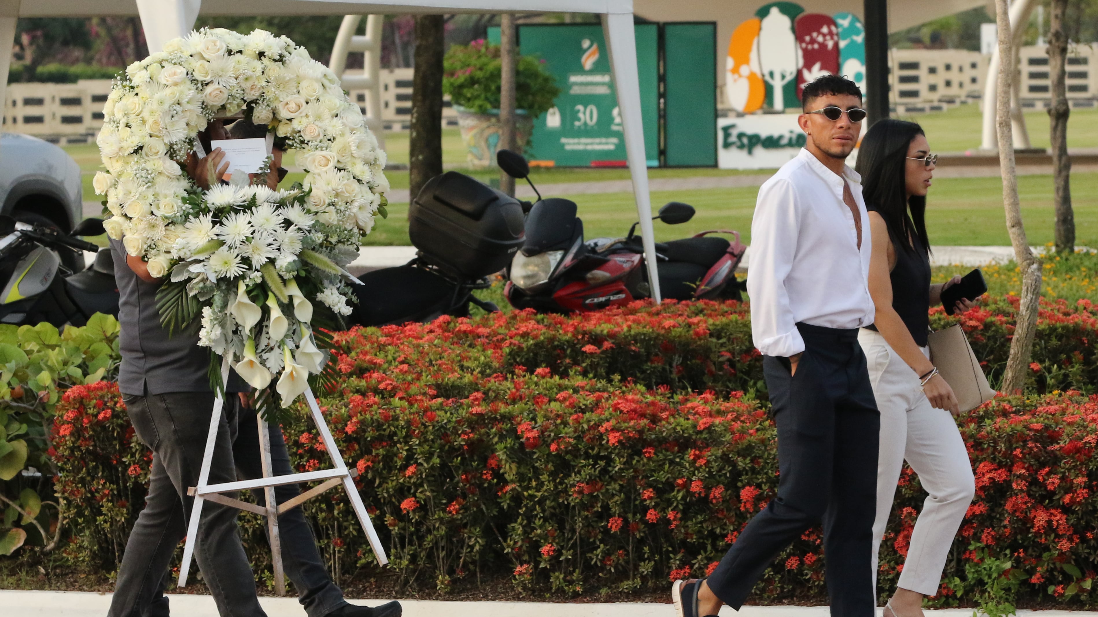 El jugador del Barcelona Sporting Club Joao Rojas (c) asiste a velorio de su compañero Mario Pineida este jueves, en Cantón Daule (Ecuador). Un día después del asesinato de Pineida, en un ataque armado en Guayaquil, familiares, amigos y compañeros le dieron el último adiós en el velorio celebrado en el Parque de la Paz Aurora, en el cantón Daule. EFE/ Jonathan Miranda Vanegas
