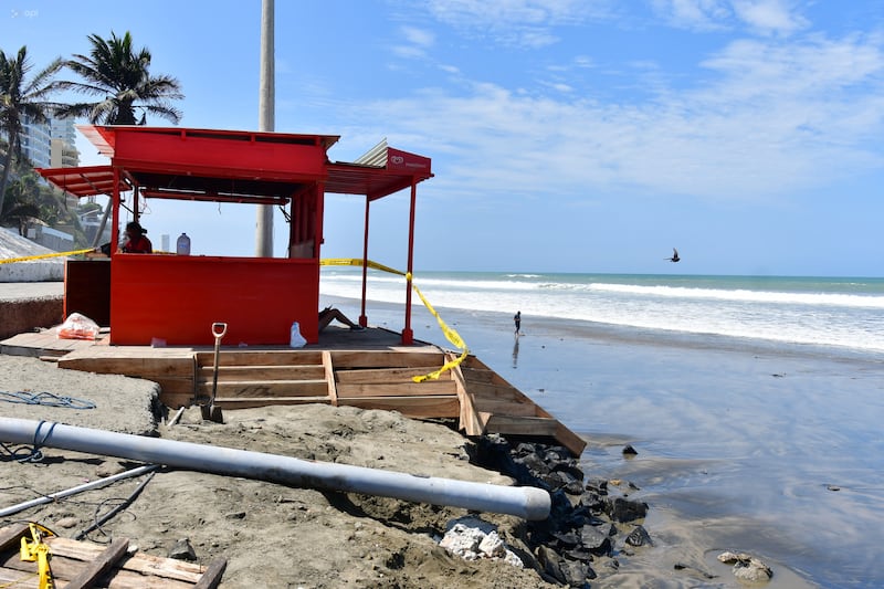 Fuerte oleaje golpeó las costas de Manabí.