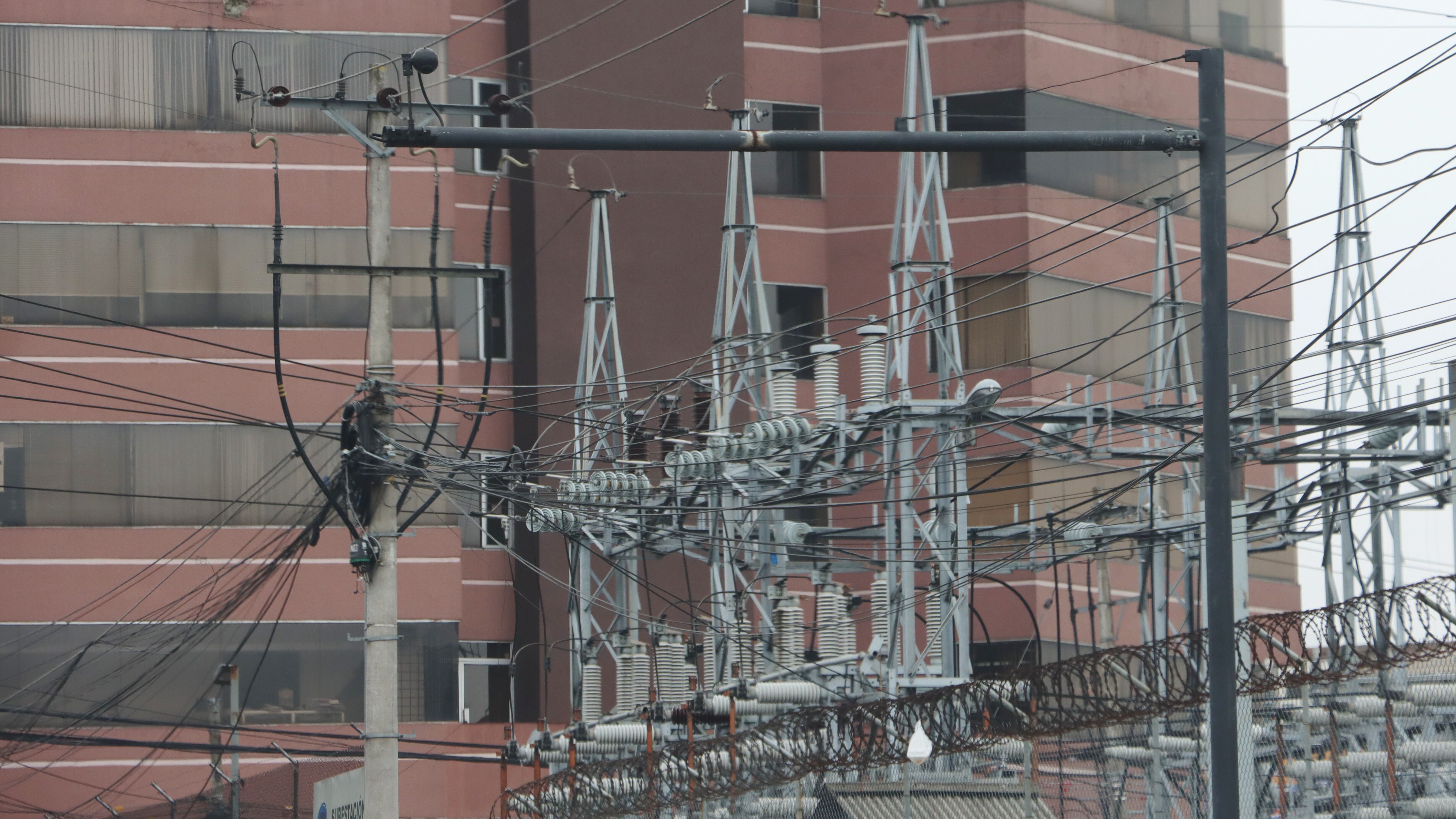 Inicio de apagones y racionamiento de energía eléctrica en distintos sectores del país.