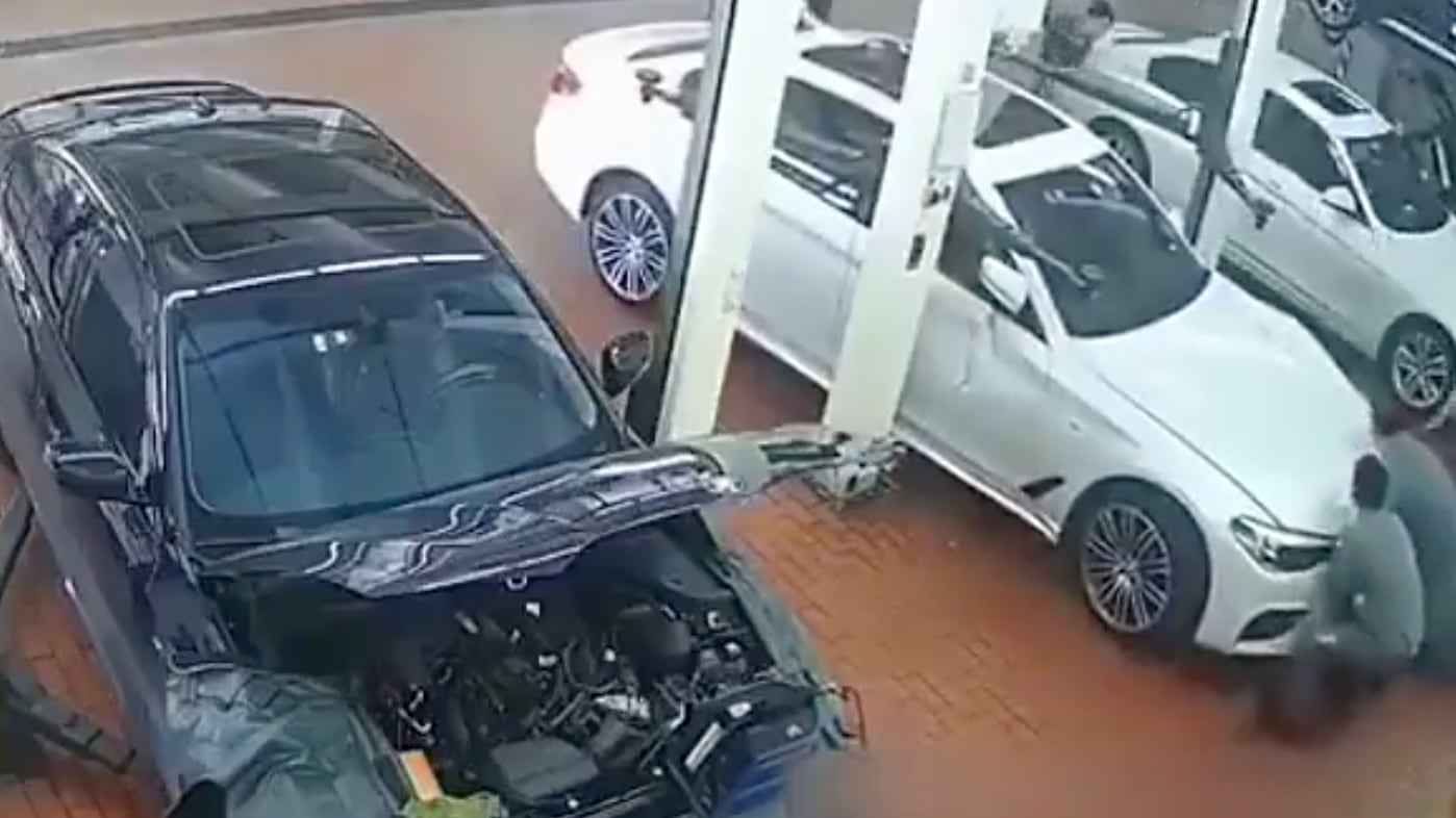 Auto aplasta a mecánico tras un error en el elevador de plataforma en China. Imagen: Captura de Pantalla