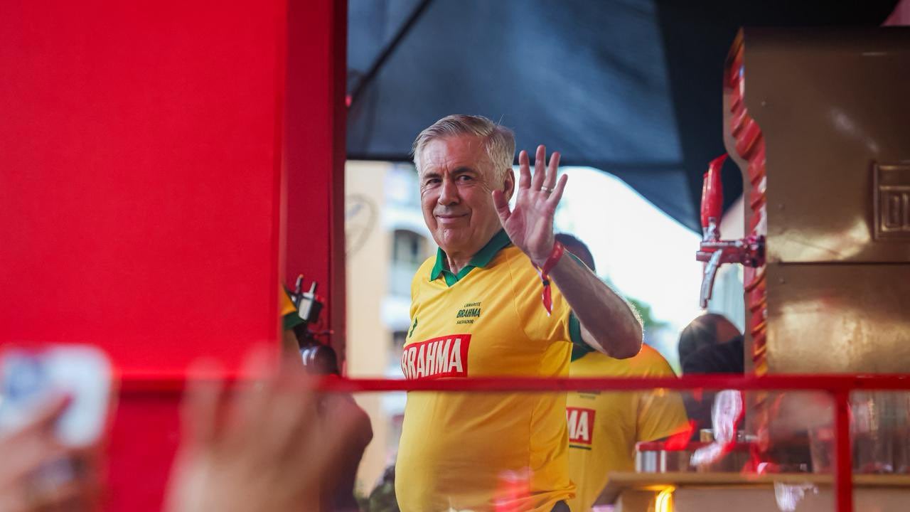 Carlo Ancelotti en medio del Carnaval de Río de Janeiro.