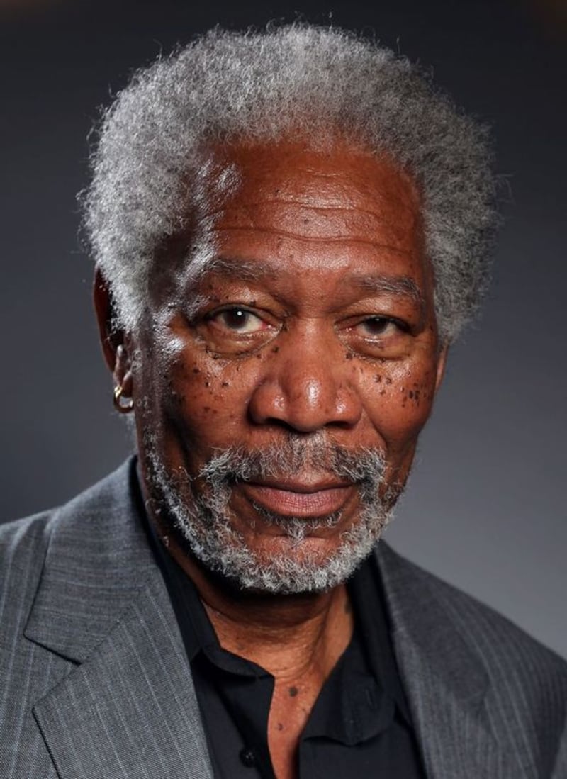 La razón por la que Morgan Freeman usa aretes de oro