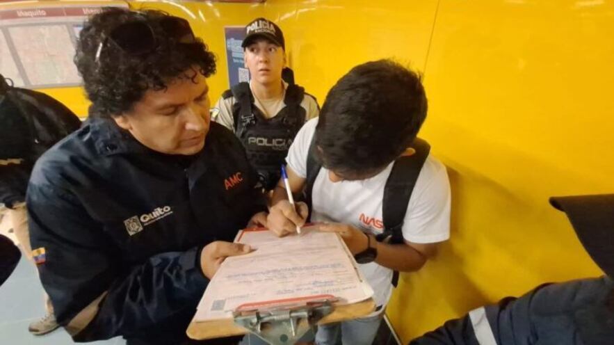 Ciudadanos enfrentan sanción por libar en un vagón del Metro de Quito