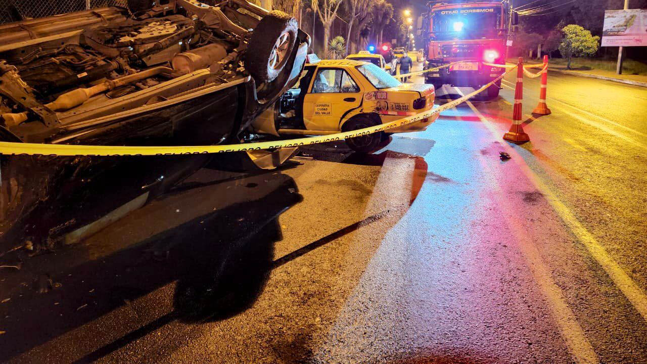 Un conductor quedó con las piernas atrapadas.