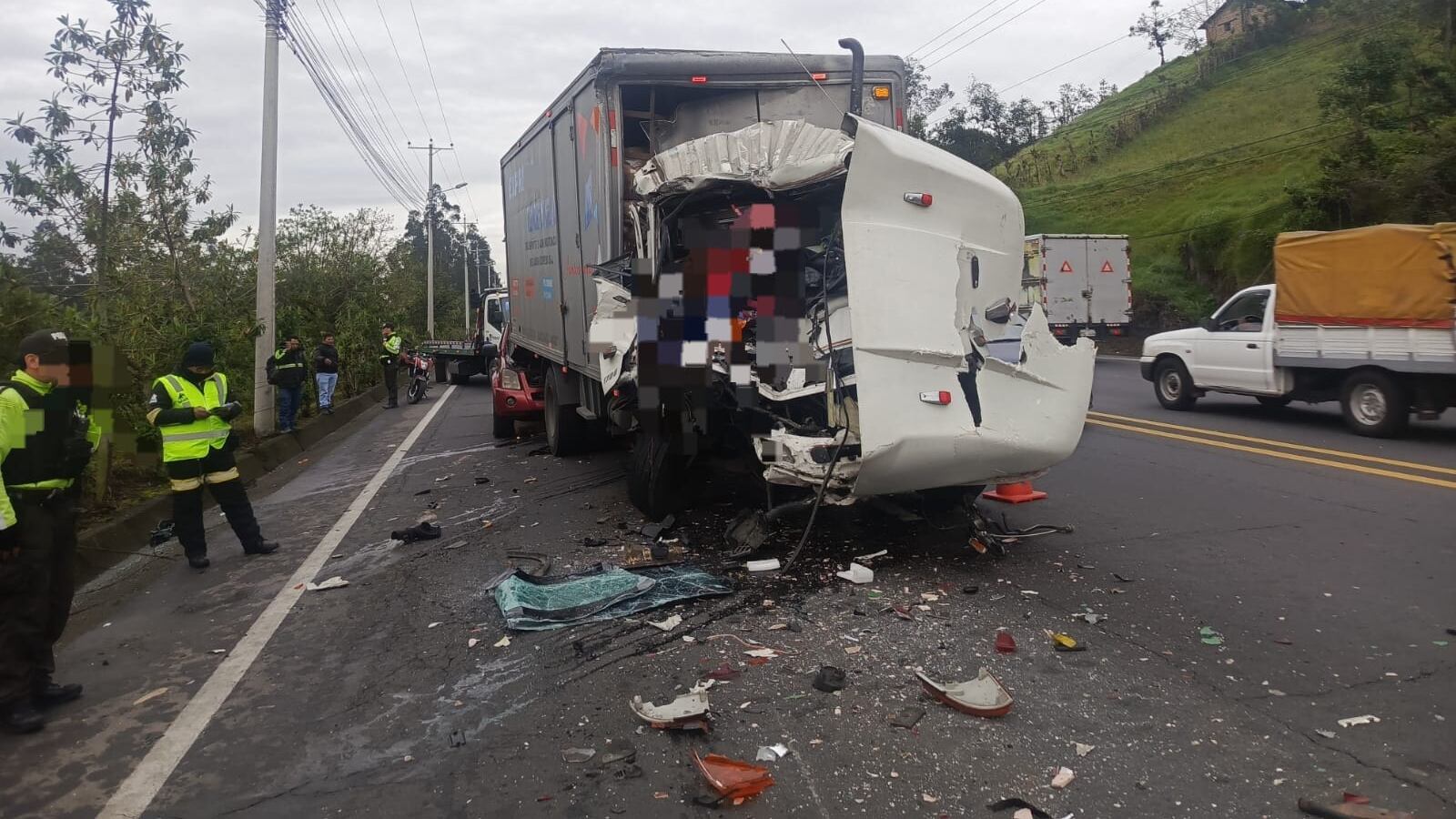 Choque múltiple deja un fallecido y varios heridos en el sector del Obelisco de Alóag, en Mejía