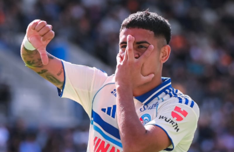 Kendry Páez celebra su primer gol en el fútbol europeo con el Racing de Estrasburgo.