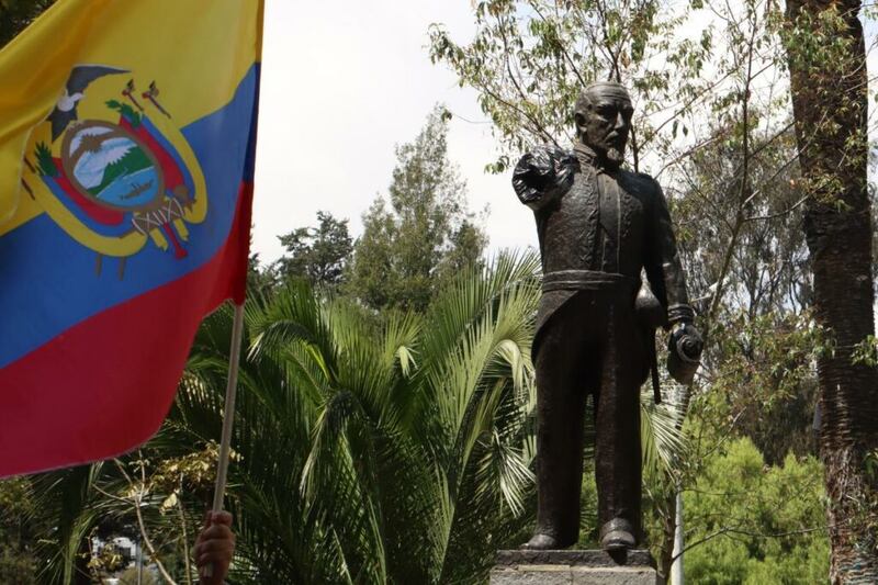 Retiran Monumento de Eloy Alfaro tras ser vandalizado en el parque de El Ejido, Quito