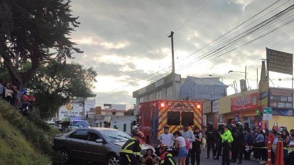 Cámaras grabaron cómo un menor quedó debajo de un vehículo tras ser atropellado en Quito.