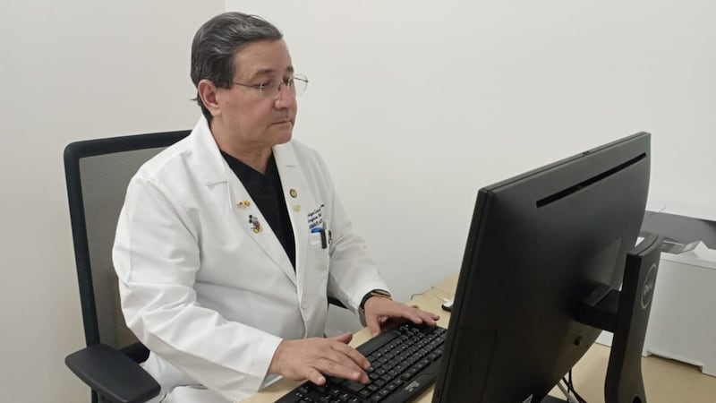 Dr. Enríque Landívar, jefe del Área de Cirugía Pediátrica del Hospital del IESS Los Ceibos.