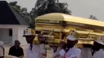 Ataúd de oro despide a mujer de 104 años en Nigeria