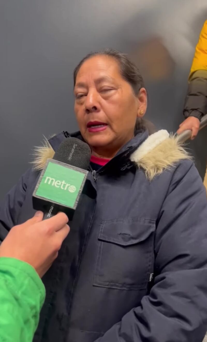 Primera pasajera del Metro de Quito en la estación Quitumbe