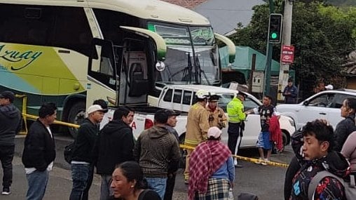 Menor de edad resultó herido tras choque entre un bus y camioneta en el sector Narancay, Cuenca - Fuente: Bomberos Cuenca