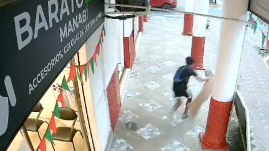 Roban muñeco de Daniel Noboa