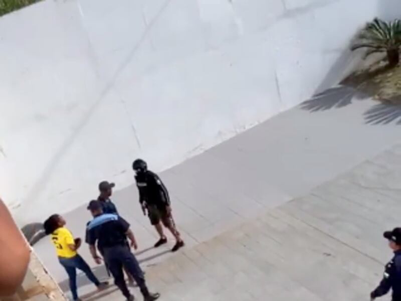 Golpeó a una mujer y quiso pelearse con policías