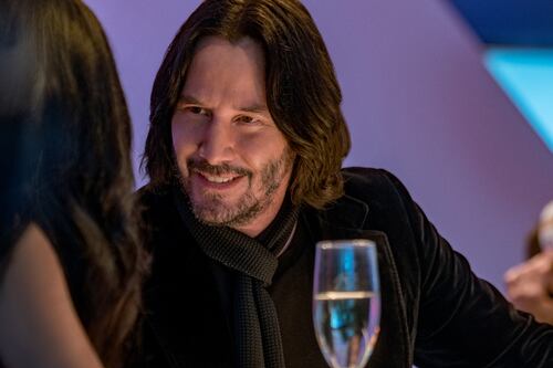 Mujer chateaba con “Keanu Reeves” y terminó estafada: hizo 16 transferencias de dinero