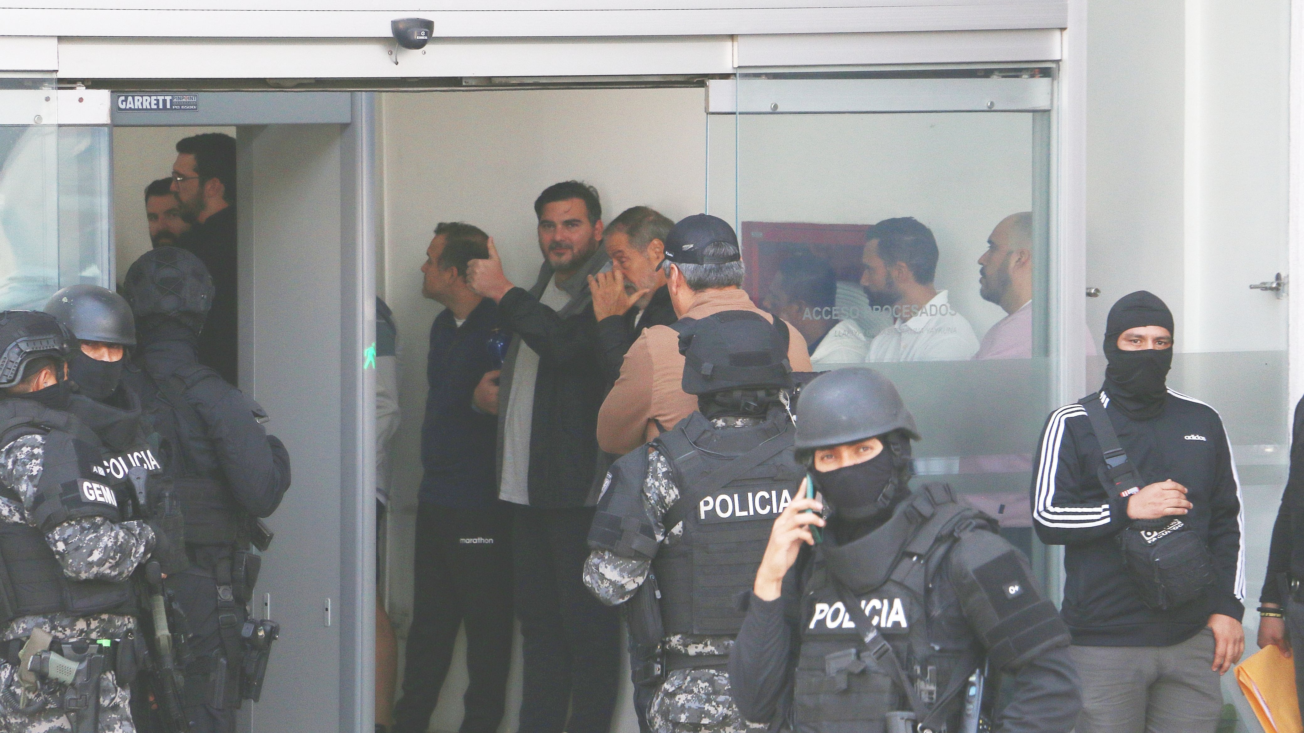 El alcalde de Guayaquil y los demás detenidos fueron trasladados bajo fuerte resguardo policial al Complejo Judicial Norte