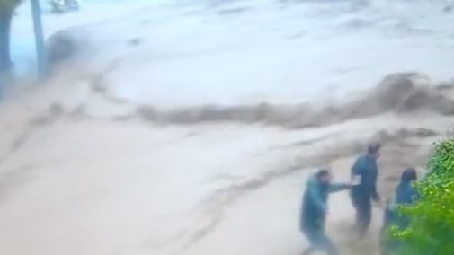 Las estudiantes fueron evacuadas segundos antes del derrumbe causado por las inundaciones en Irak