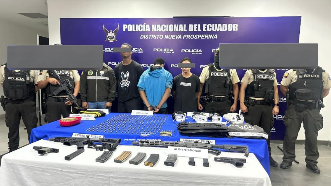 Alias “Menor”, “Lápiz” y “Andresito” fueron capturados con arsenal de armas y motos robadas en Flor de Bastión, Guayaquil