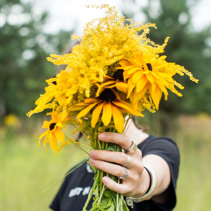 La tradición de recibir y regalar flores amarillas el 21 de marzo es muy popular en redes sociales