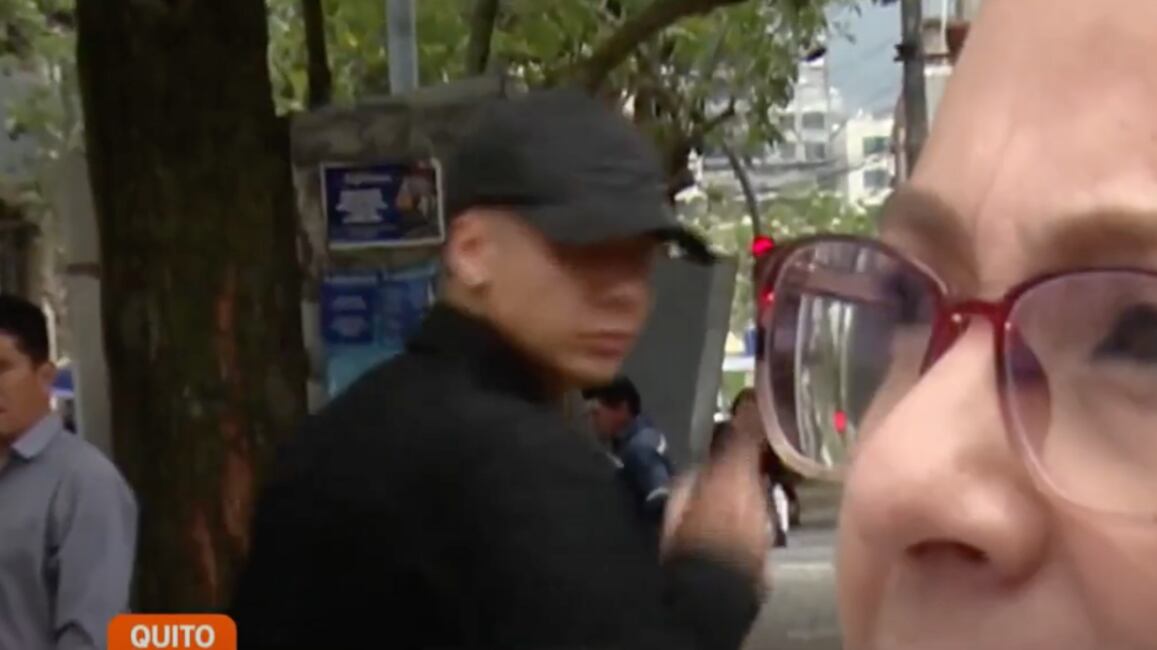 El gesto amenazante que sujeto hizo a periodista mientras investigaba un caso en Quito