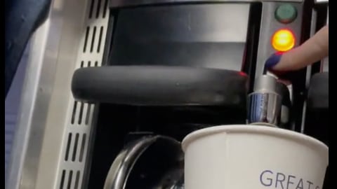 Azafata reveló en TikTok que el agua está asquerosa.